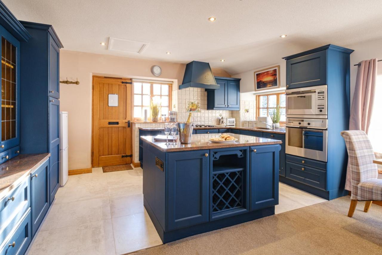Stunning Cottage Grade 2 Listed With Parking And Hot Tub Bowness-on-Windermere Exterior foto